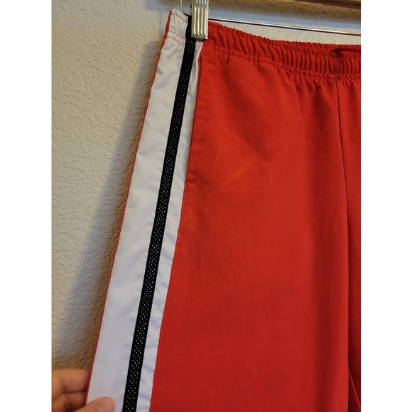 VNT Women's Nike red with side striped cropped pant - Picture 7 of 7